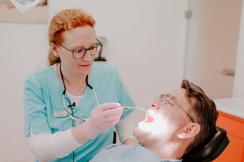 Claudia Zimmer-Mildner behandelt als Zahnärztin in Einbeck einen erwachsenen Mann
