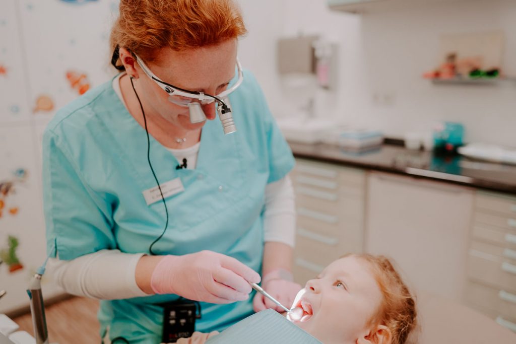 Frau Zimmer-Mildner behandelt als Zahnärztin in Einbeck eine junge Patientin