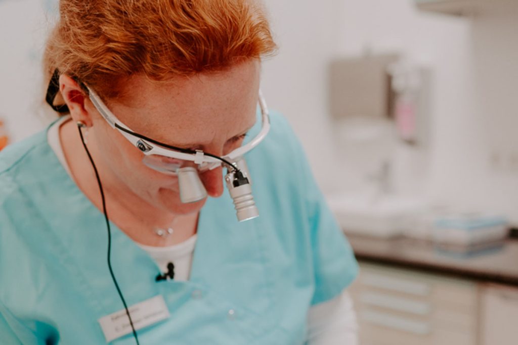 Nahaufnahme von Frau Zimmer-Mildner während einer Behandlung mit Vollnarkose beim Zahnarzt in Einbeck
