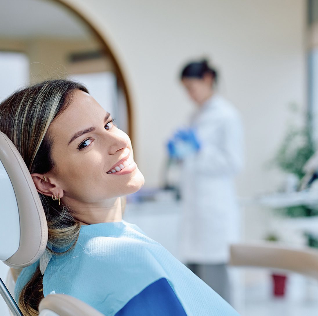 Entspannte Patientin im Behandlungsstuhl während eines ruhigen Zahnarztbesuchs