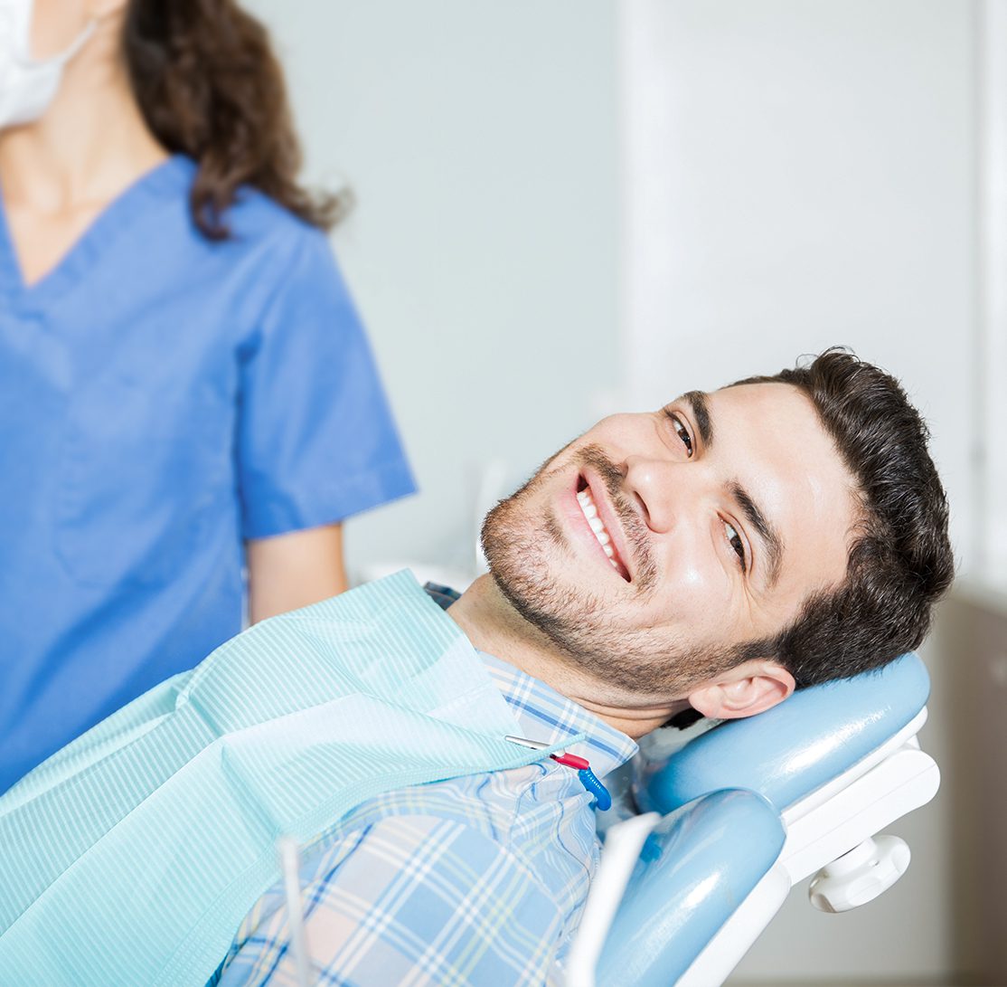 Entspannter Patient im Behandlungsstuhl in einer modernen Zahnarztpraxis