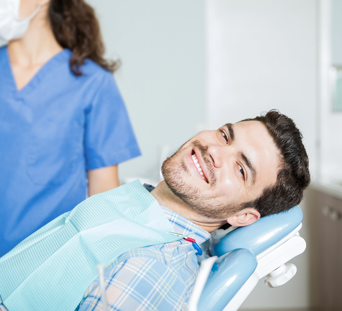 Entspannter Patient im Behandlungsstuhl in einer modernen Zahnarztpraxis