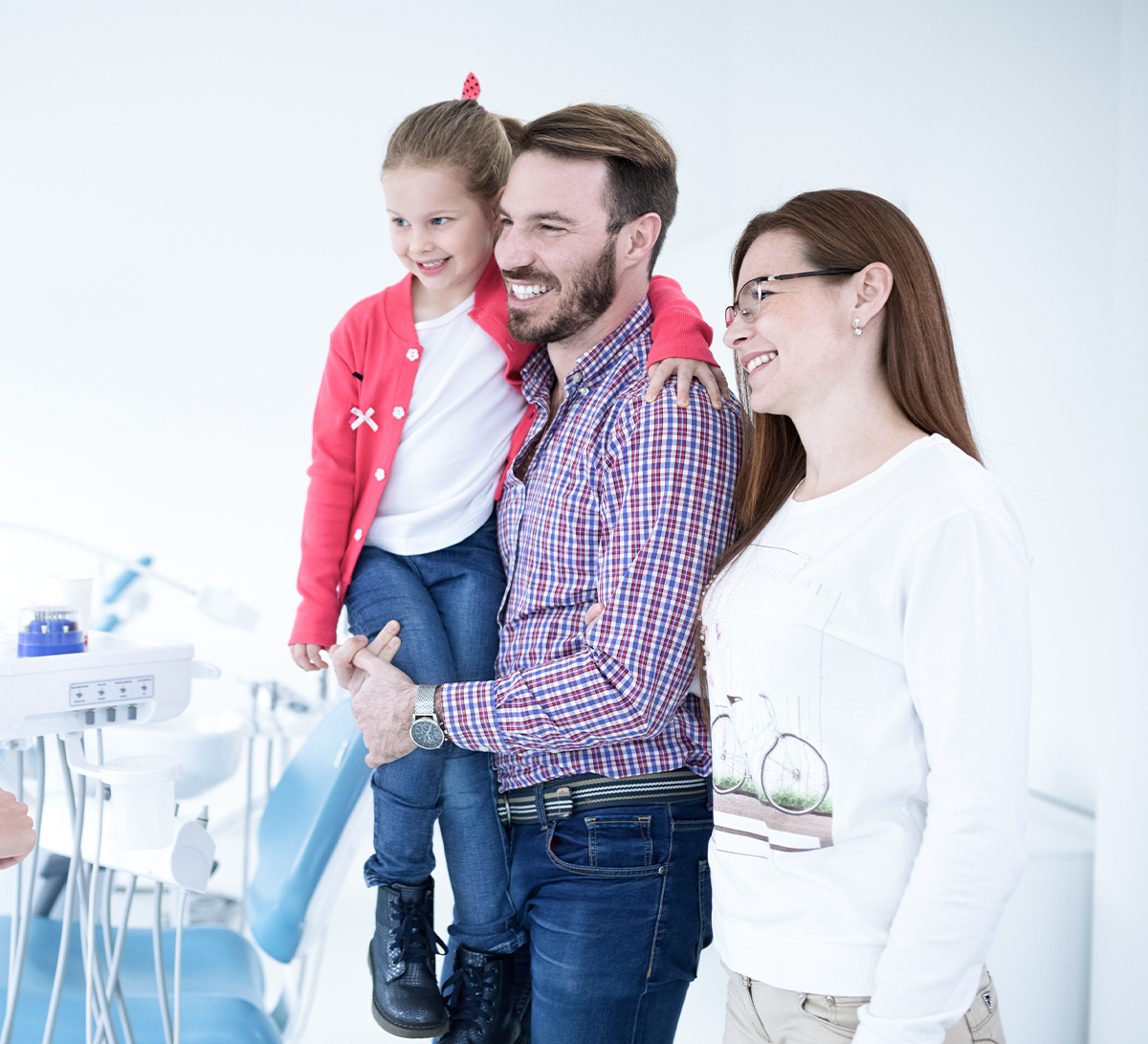 Familie mit Kind in der Zahnarztpraxis beim Beratungstermin