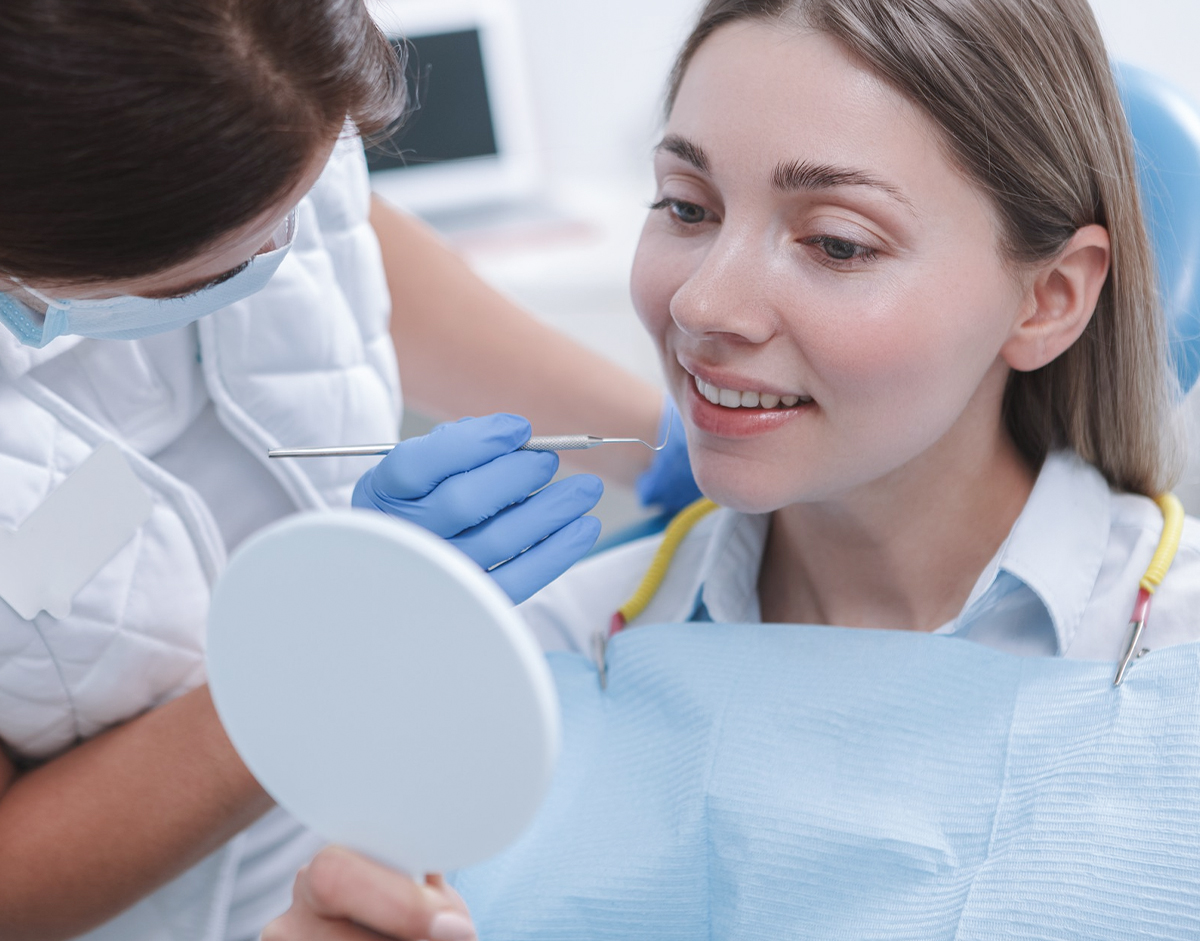 Patientin bei einer zahnärztlichen Behandlung im Rahmen der Füllungstherapie