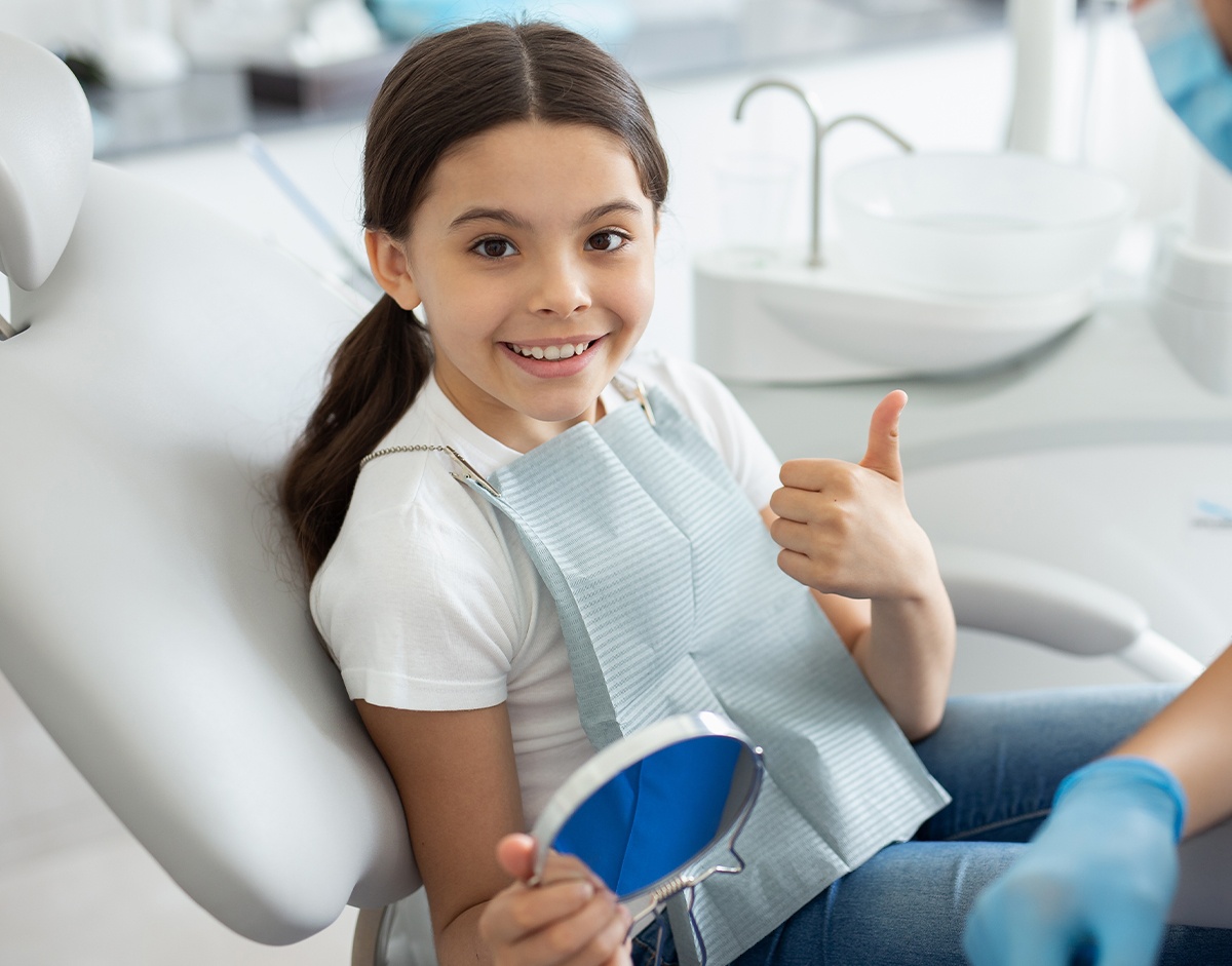 Kind bei einer zahnärztlichen Vorsorgeuntersuchung in der Zahnarztpraxis
