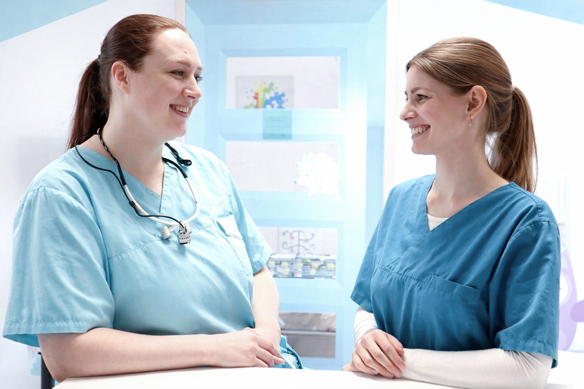 Zwei Zahnärztinnen im Gespräch in der Kinderzahnarztpraxis
